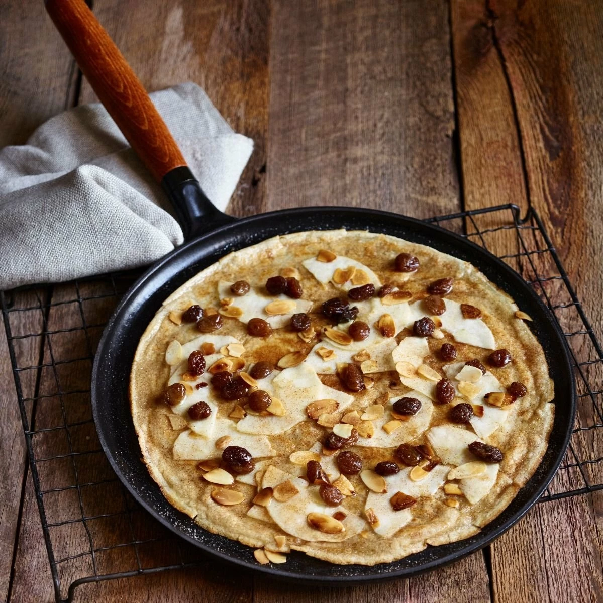 Staub 11" Cast Iron Crepe Pan With Spreader & Spatula | Matte Black 5 Staub 11" Cast Iron Crepe Pan With Spreader & Spatula | Matte Black - Image 3