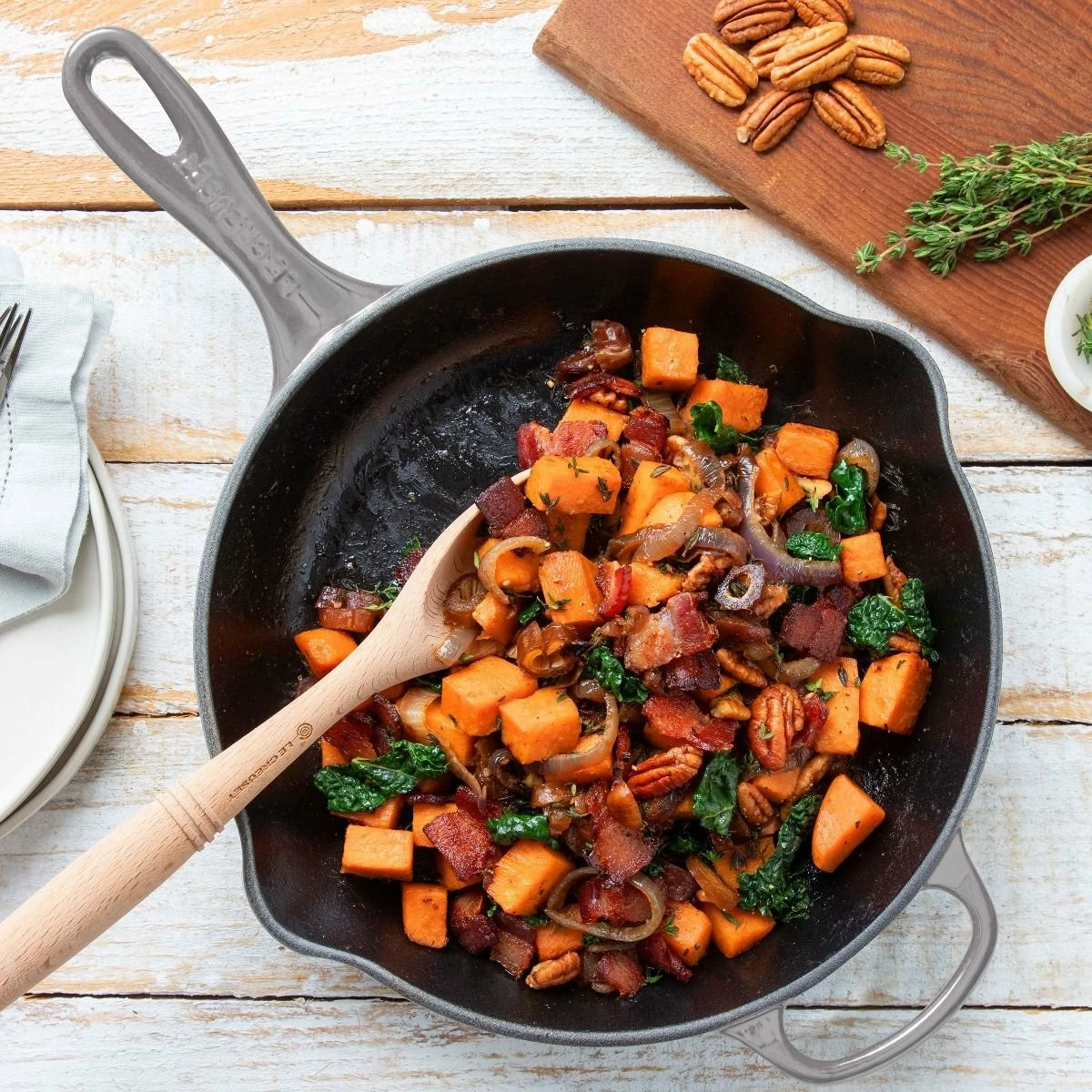 Le Creuset 9" Classic Skillet | Oyster 6 Le Creuset 9" Classic Skillet | Oyster - Image 4