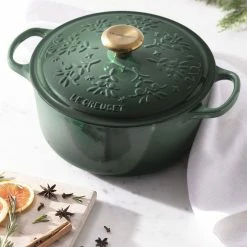 Le Creuset 4.5 Qt. Signature Dutch Oven | Noel (Artichaut) 11 Le Creuset 4.5 Qt. Signature Dutch Oven | Noel (Artichaut) -Cuisinart Sales Shop rs17644 22 lca q4 noelchristmastreerdo vert ret